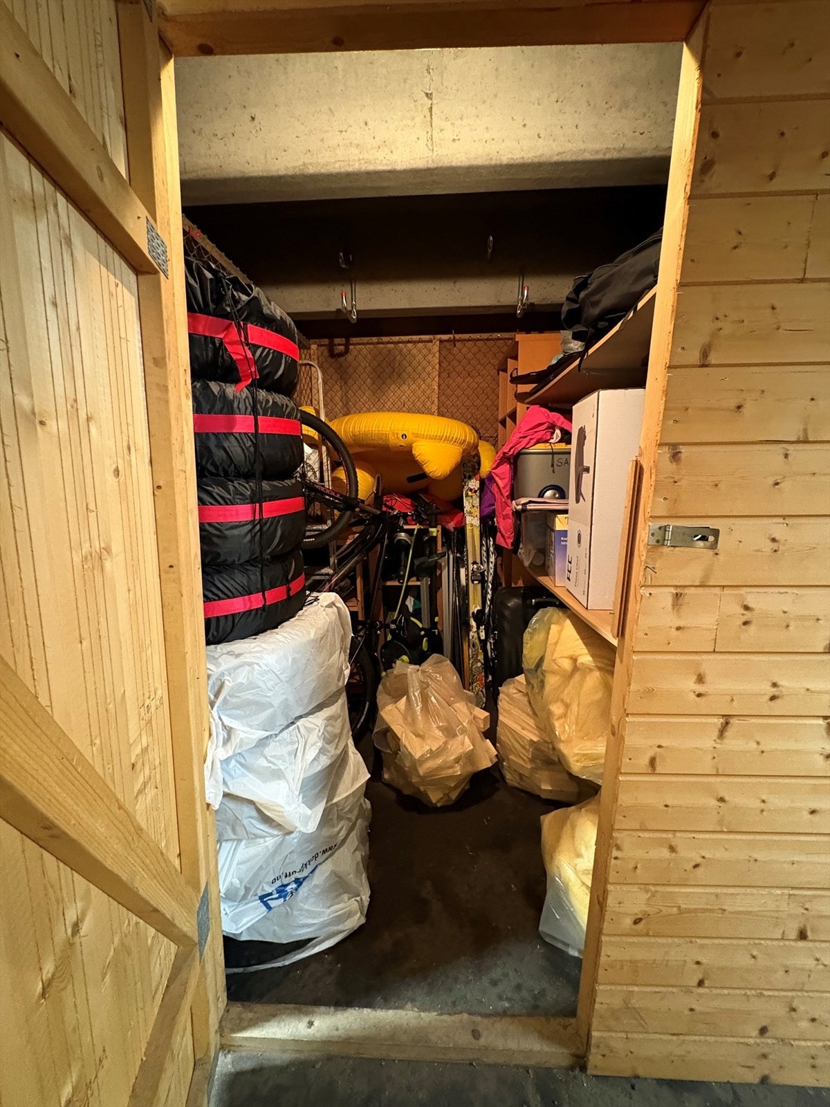 Selgers bilde av boden ved garasjen Galleribilde