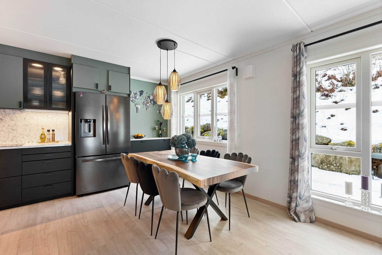 Ved kjøkkenet er det plass for spisebord Galleribilde