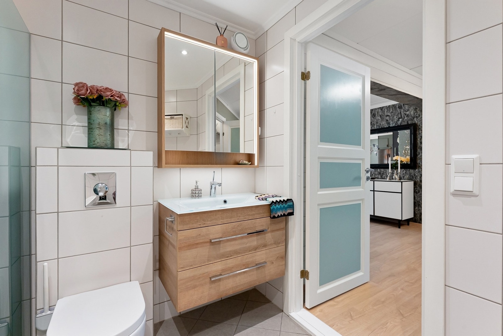 Bad er innredet med servant skap og speilskap fra 2024 Galleribilde