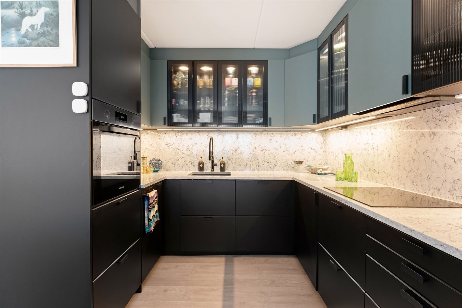 Kjøkkenet har integrerte hvitevarer, samt frittstående kjøleskap med fryser Galleribilde