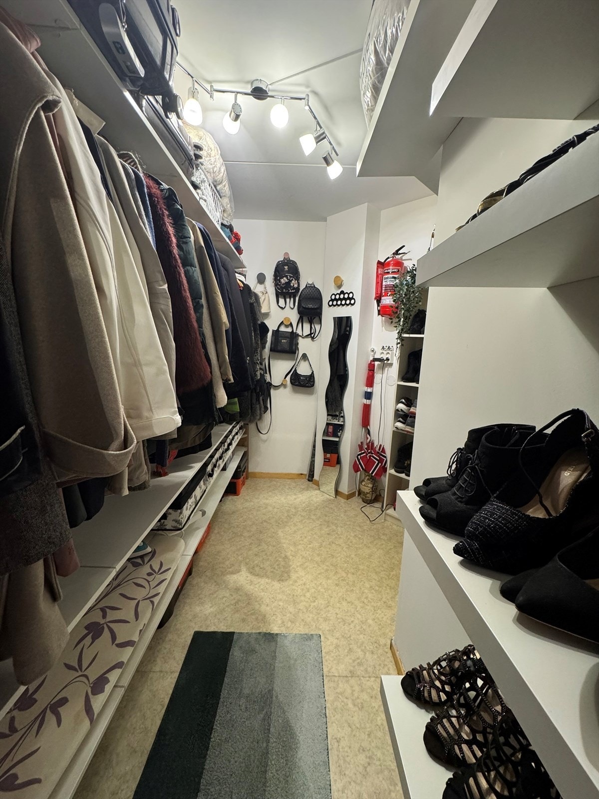 Selgers bilde av innvendig bod Galleribilde