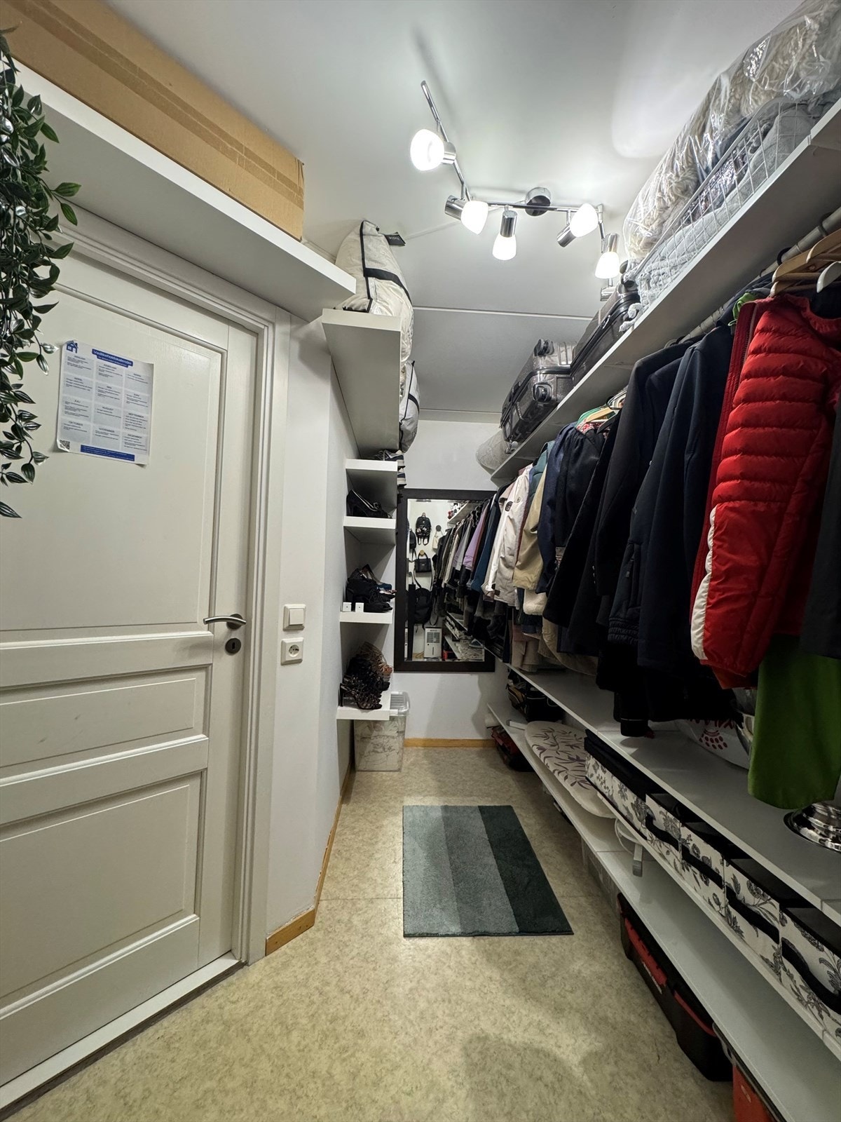 Selgers bilde av innvendig bod Galleribilde