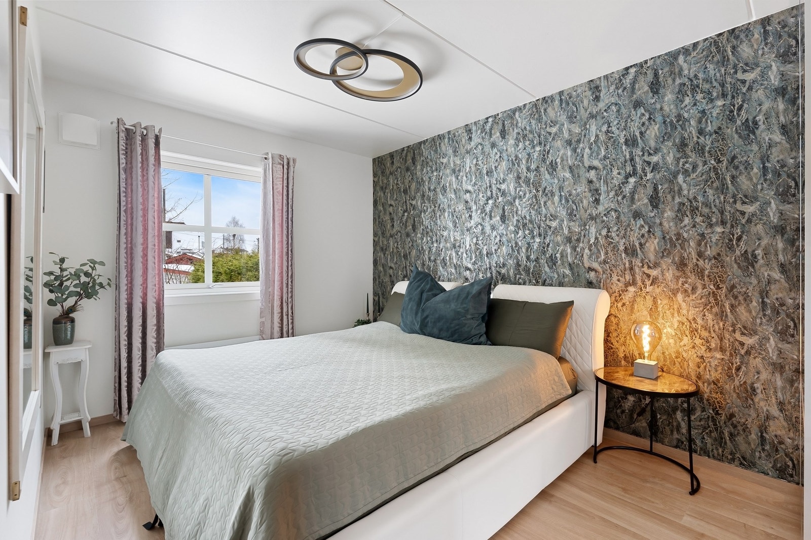 Soverom 1, nye vegger, isolasjon og gulv i 2025 Galleribilde