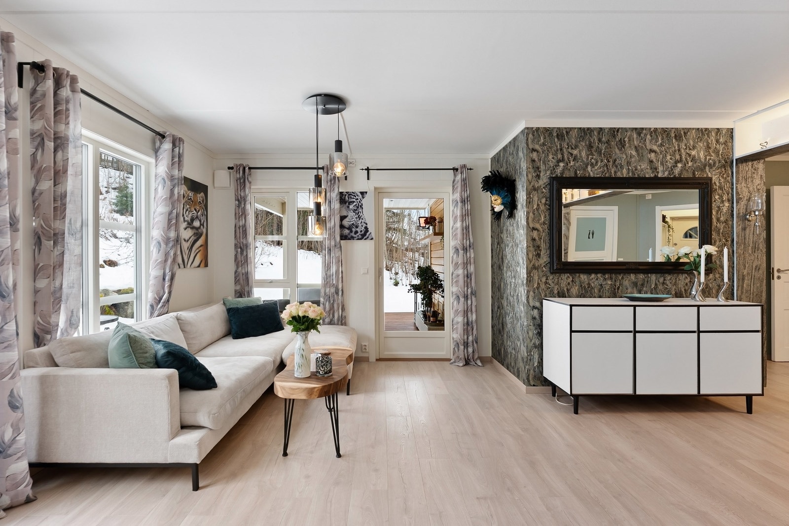 Stuen har gode møbleringsmuligheter med plass for sofagruppe, TV-seksjon, spisegruppe og annet passende møblement Galleribilde