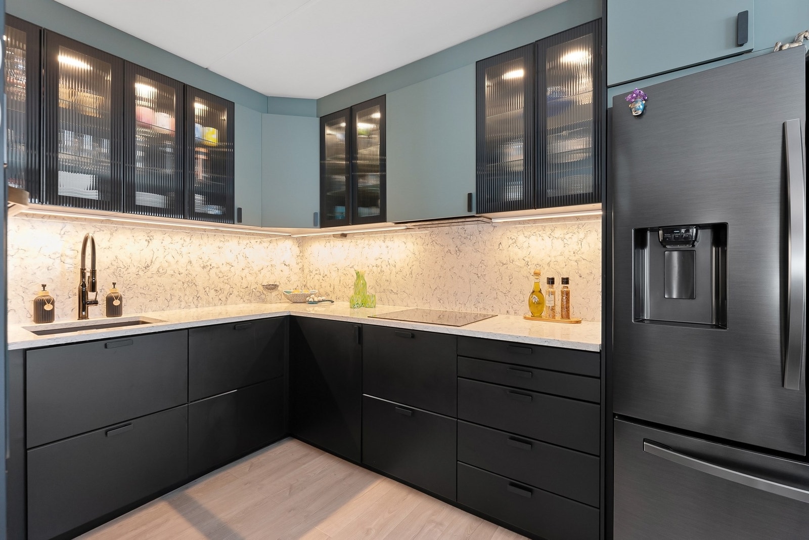 Stenplate på benk og vegg Galleribilde