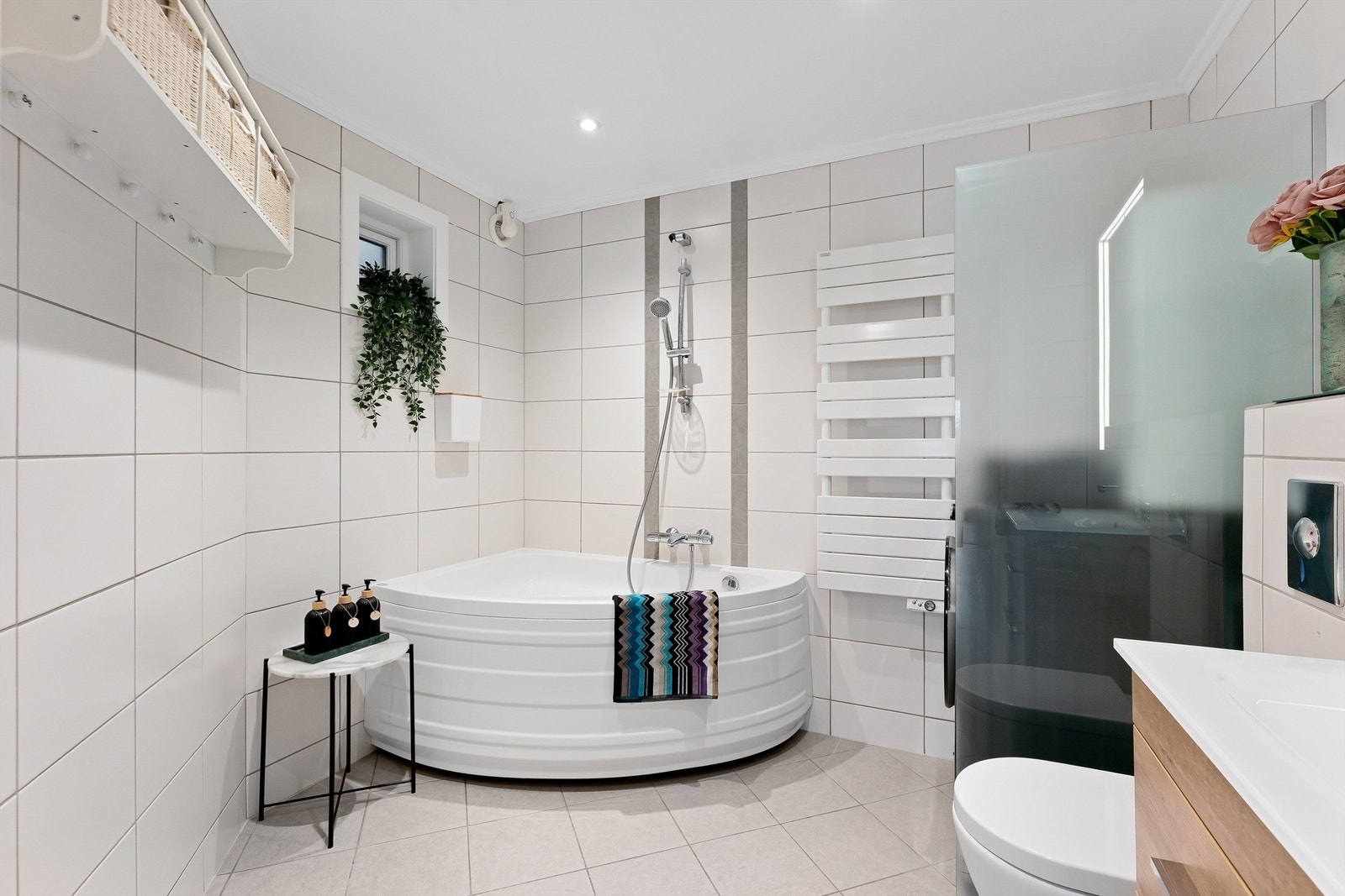 Plass til vaskemaskin og tørketrommel bak glassvegg Galleribilde