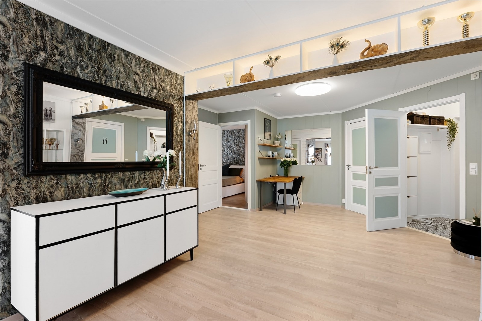 Romslig entré/gang Galleribilde