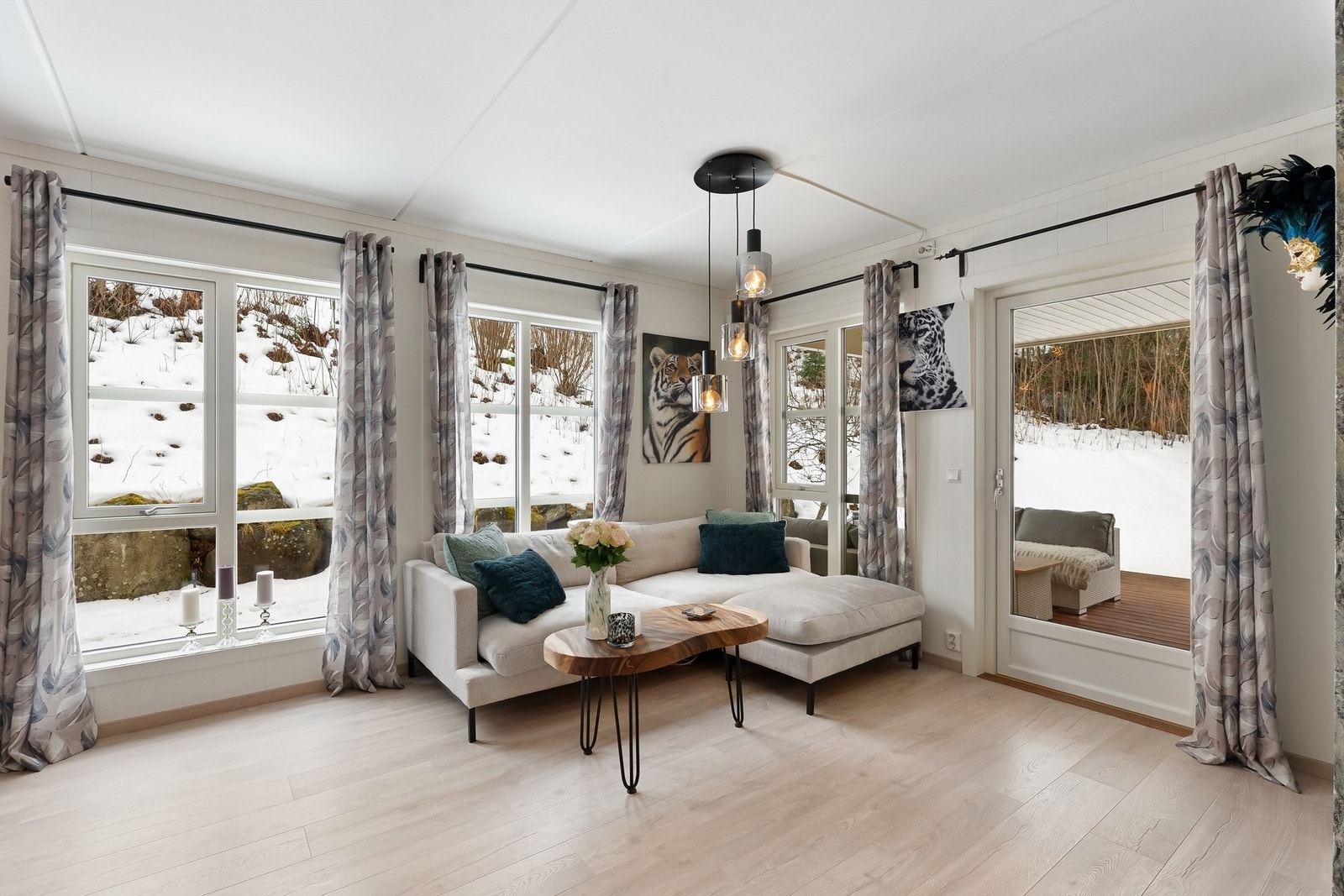 De store vindusflatene gir rikelig med naturlig lys Galleribilde