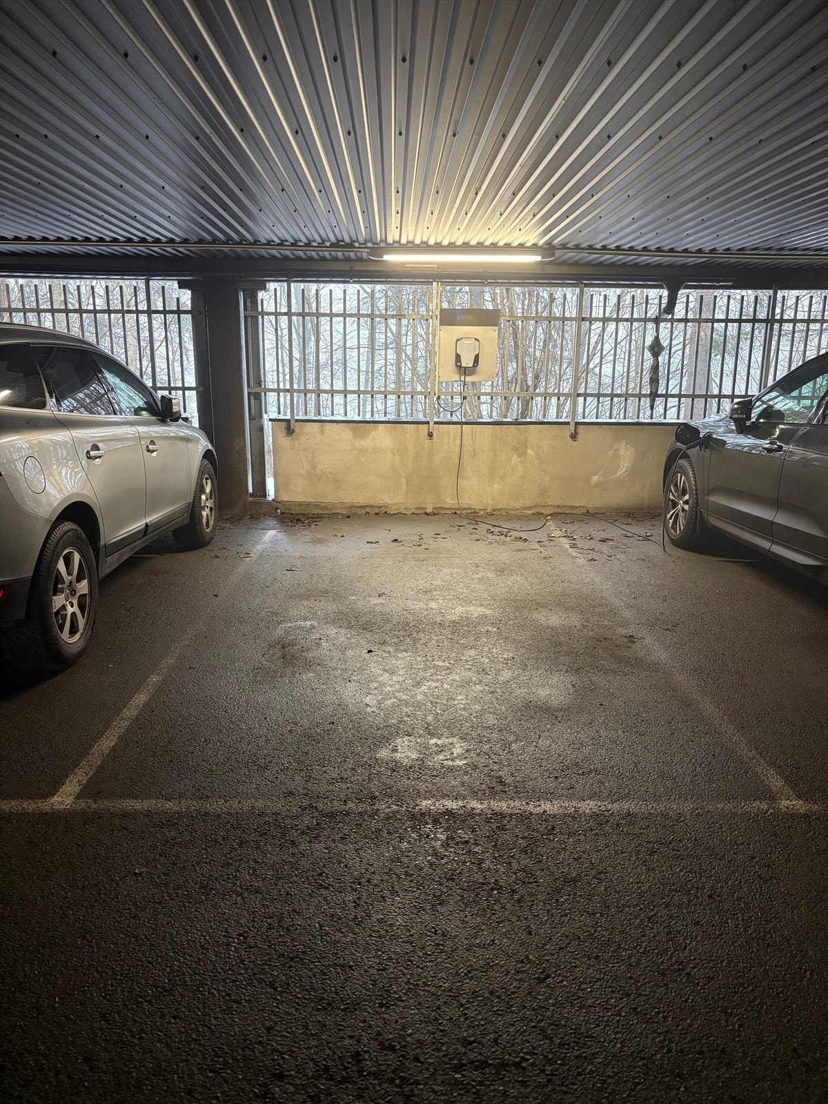 Egen parkeringsplass med El-bil lader Galleribilde