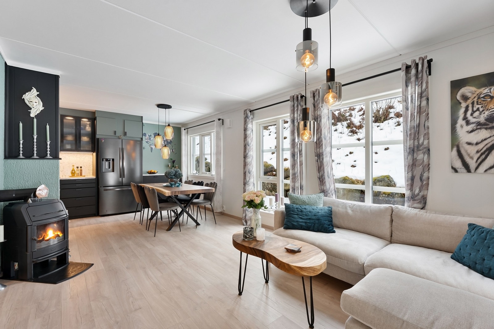 Stilren og attraktiv 4-roms selveierleilighet med nydelig terrasse og garasje Galleribilde