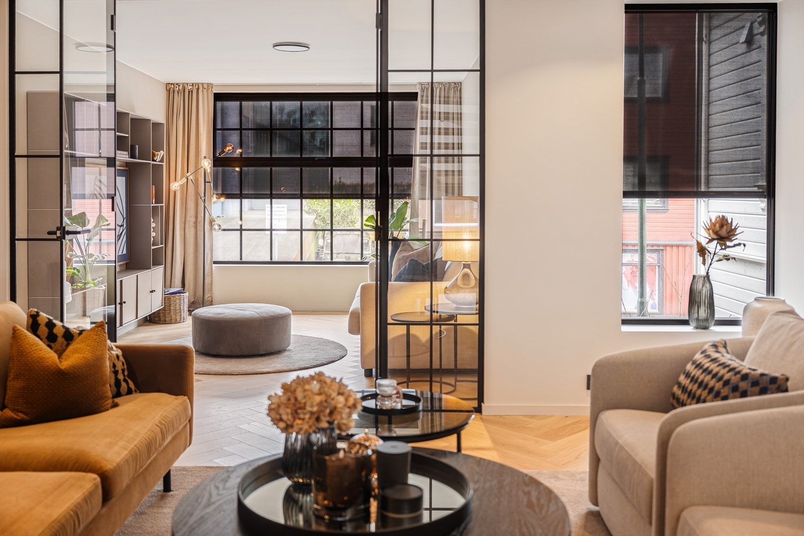 TV-stuen er adskilt av den industrielle glassveggen. Galleribilde