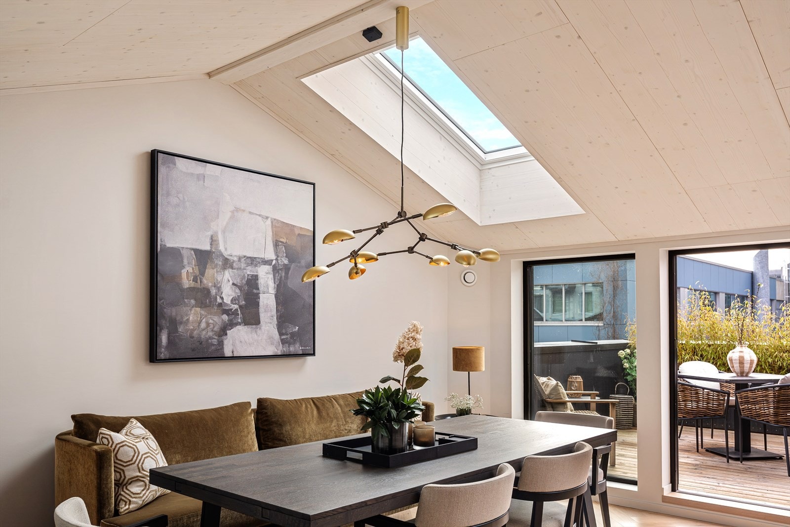 Takvinduene og de store glassflatene mot terrassen fyller rommet med naturlig lys. Galleribilde