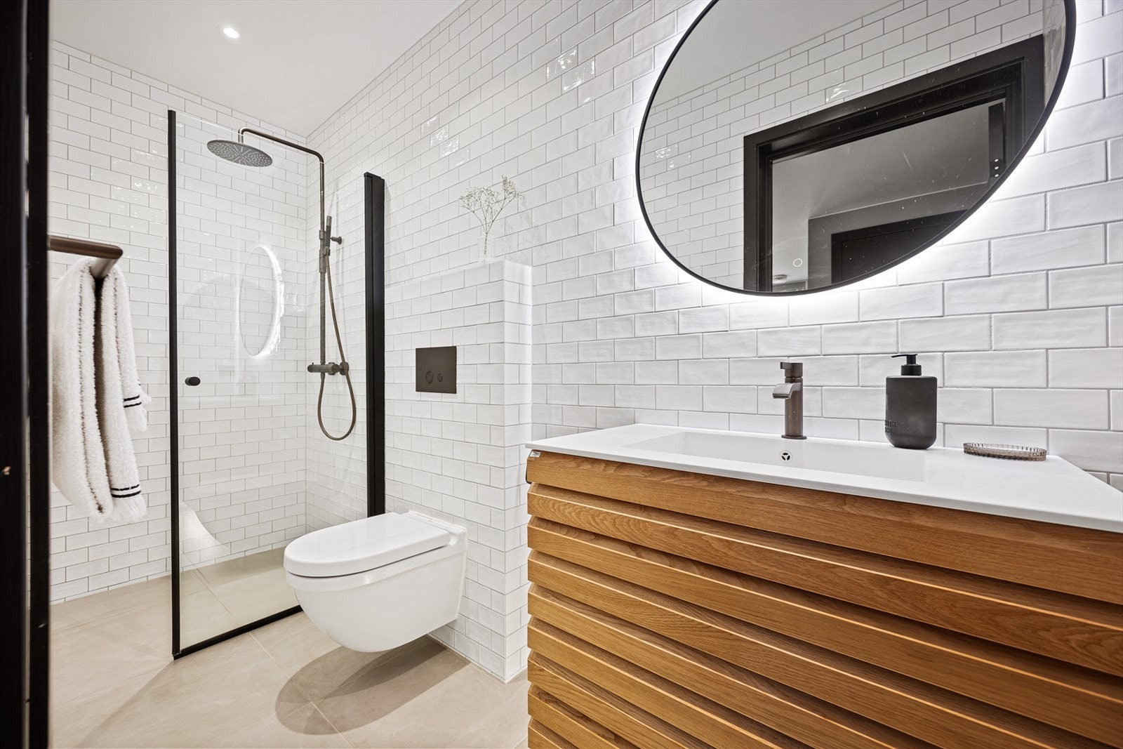 Balansert ventilasjon med avtrekk i himling og tilluft via spalte under dørblad. Et godt sted å starte dagen! Galleribilde