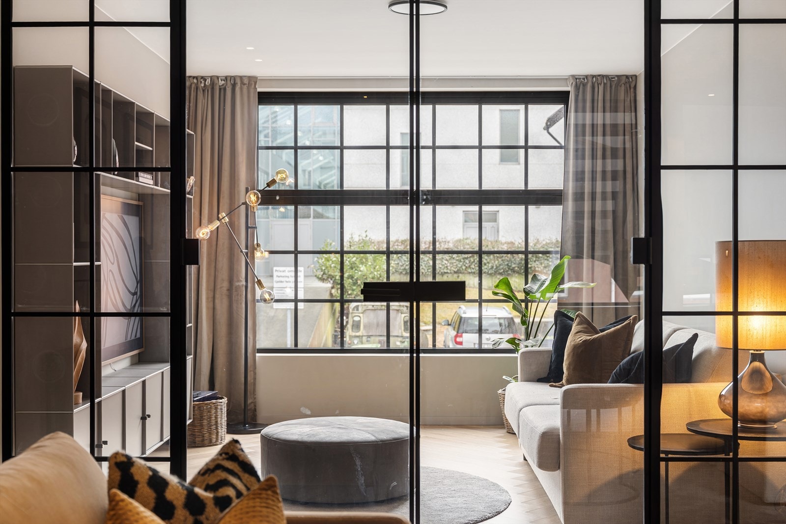 Glassveggen gir visuell kontakt mellom sonene, samtidig som den demper lyd. Galleribilde