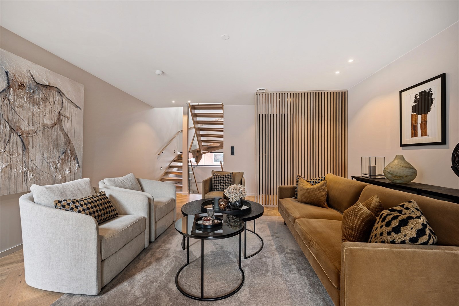 Tøff spilevegg skaper en elegant soneinndeling mot trappeløpet. Galleribilde