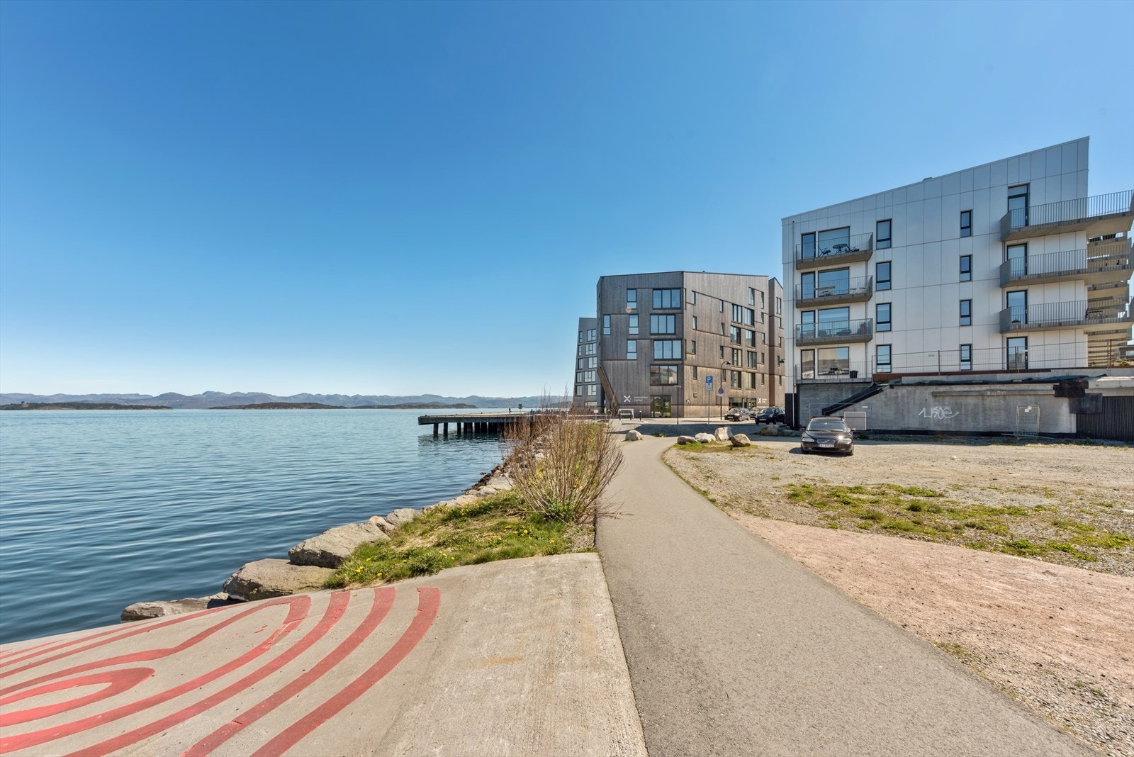 Det er kort vei til sjøen og flotte turområder som Spilderhaugvika. Galleribilde