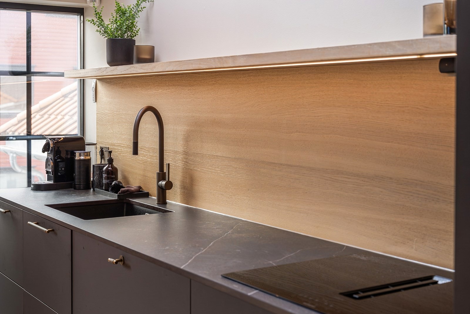 Detaljer som underlimt vask og mørk benkeplate understreker den høye standarden (benkeplaten er bestilt fra Scan Granit type Dekton Kyla). Galleribilde