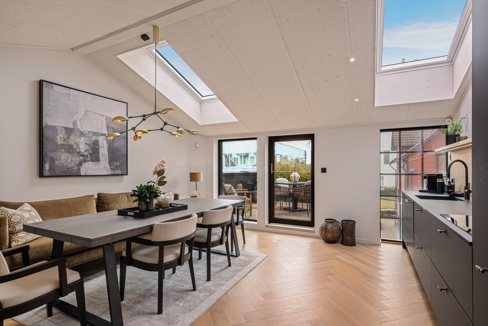 Fiskebensparketten fortsetter også i denne etasjen og binder boligen sammen. Beisede finer-plater i taket gir en fin kontrast til resten av rommet. Galleribilde