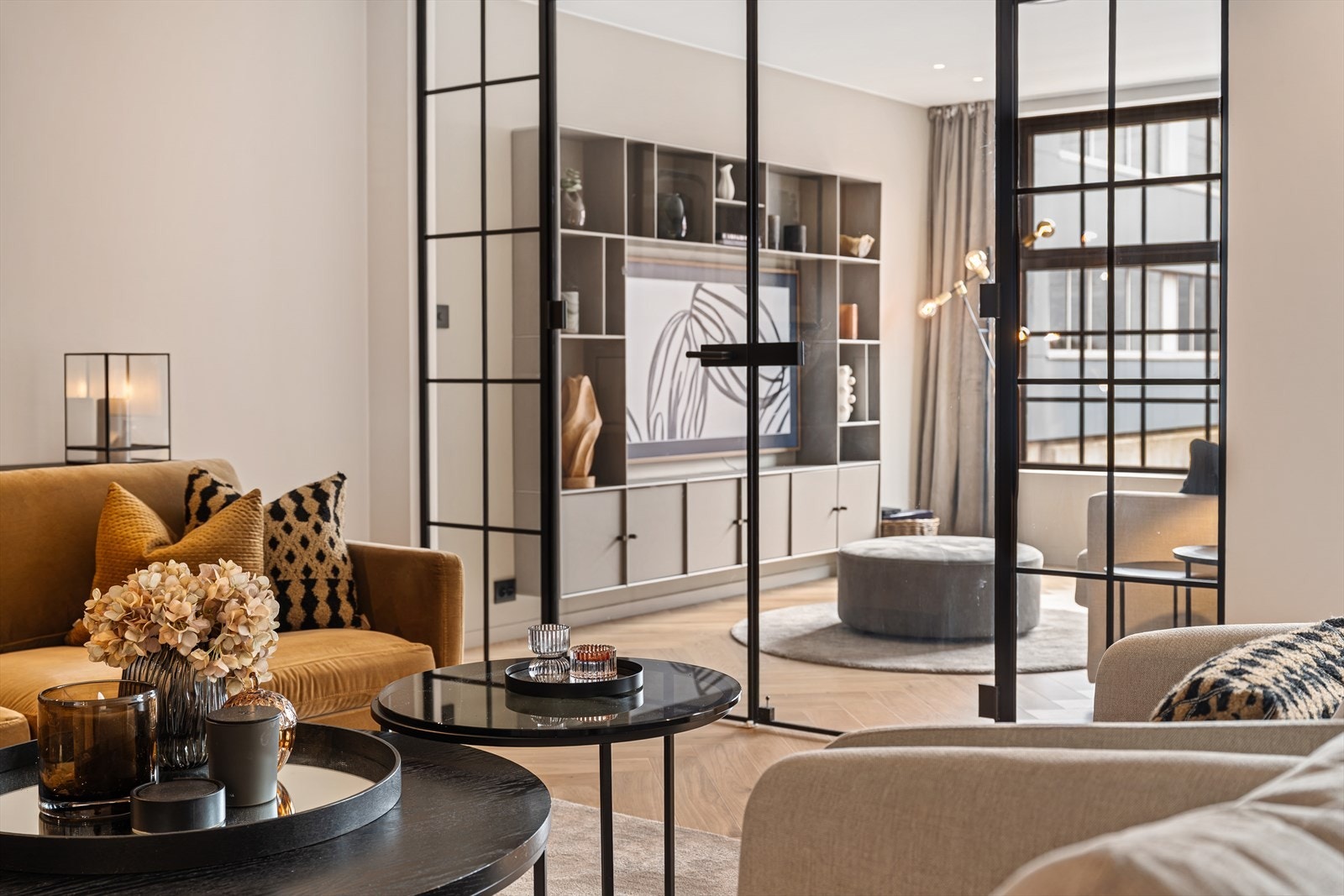 Glassdørene skiller stuen fra TV-stuen, og bevarer samtidig den åpne romfølelsen. Galleribilde