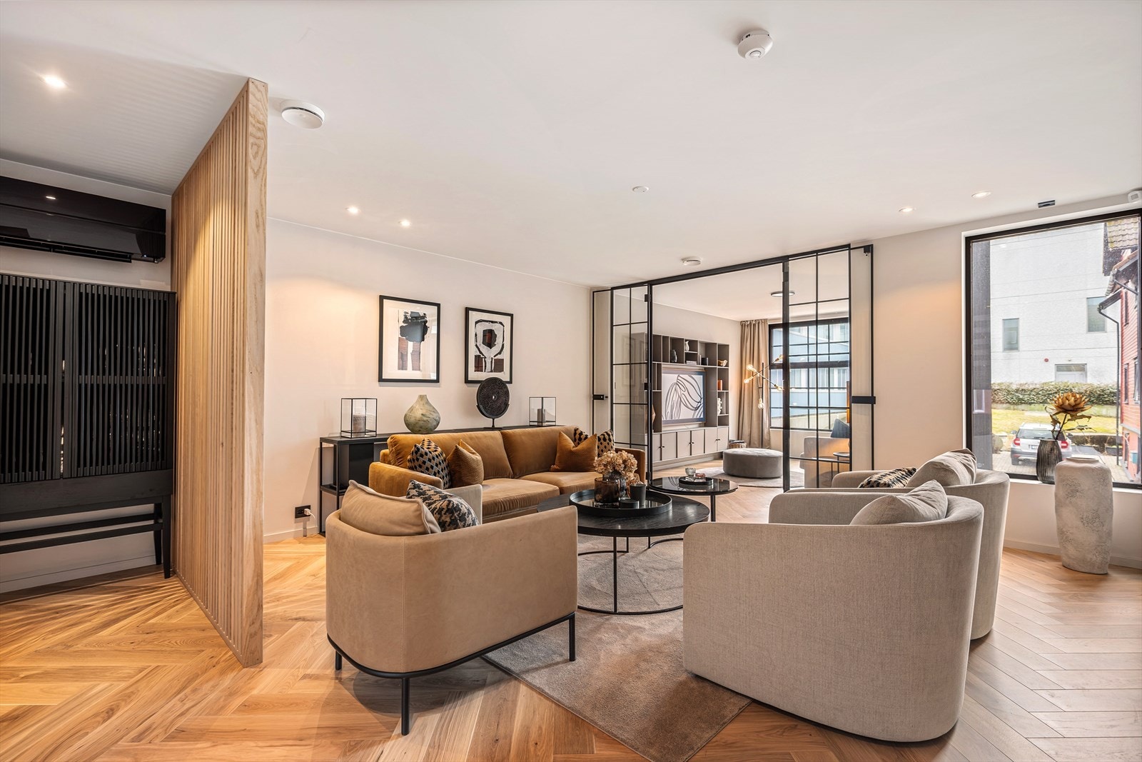 Stuen er lys og luftig, med gjennomgående fiskebensparkett i eik. Gode innredningsmuligheter til sofagruppe og tv-møblement. Luft-til-luft varmepumpe. Galleribilde