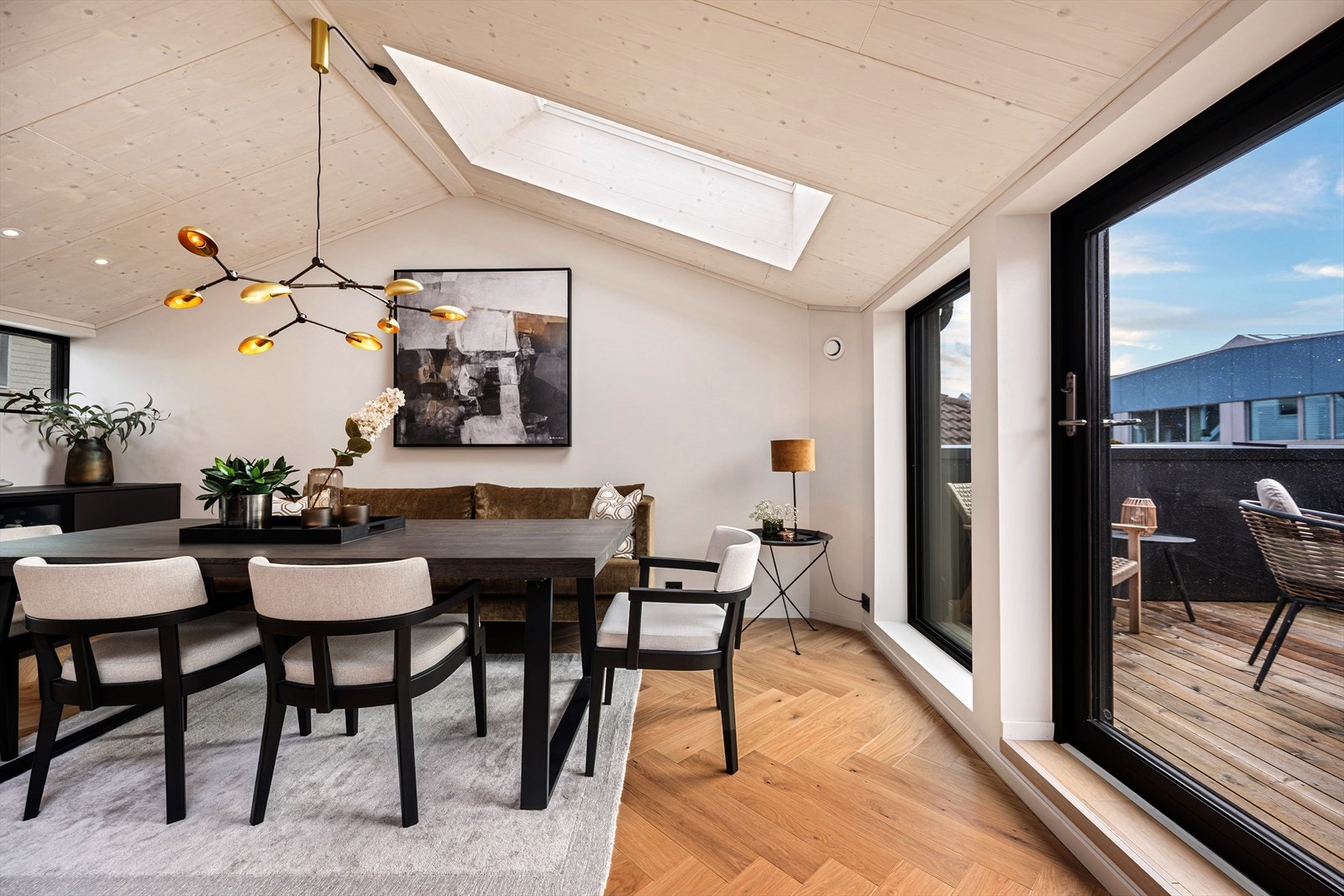 Spisestuen er plassert sentralt i rommet, med god plass til store selskaper. Galleribilde