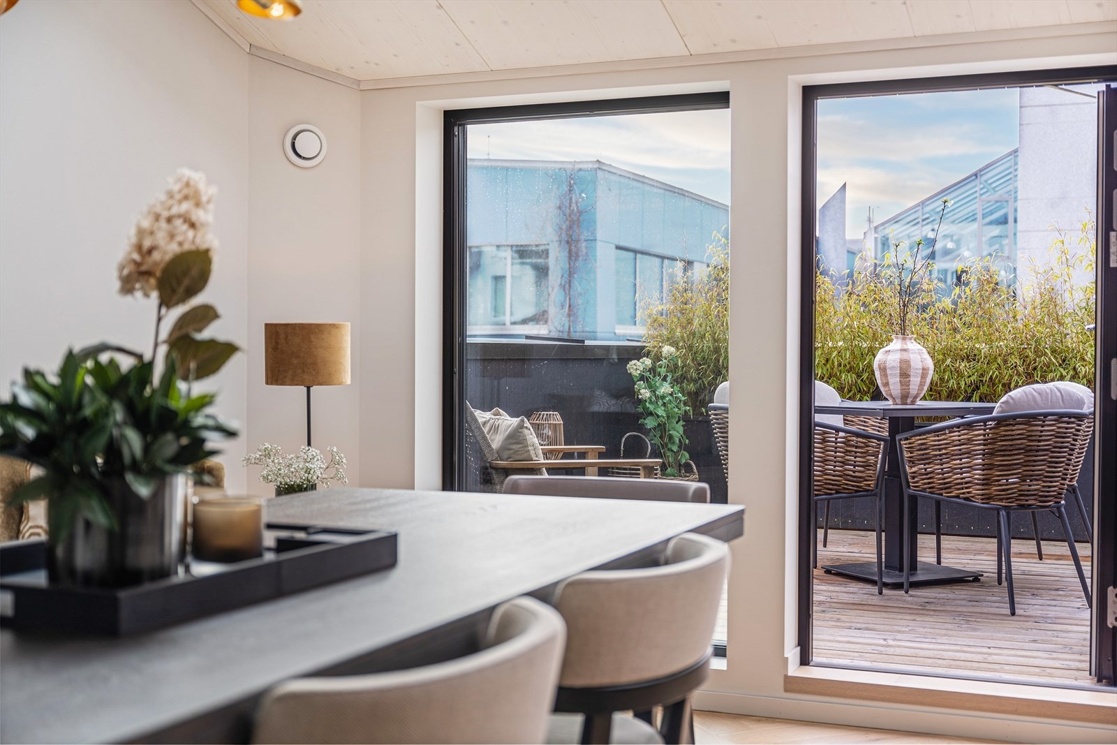Fra spisestuen er det direkte utgang til takterrassen. Galleribilde