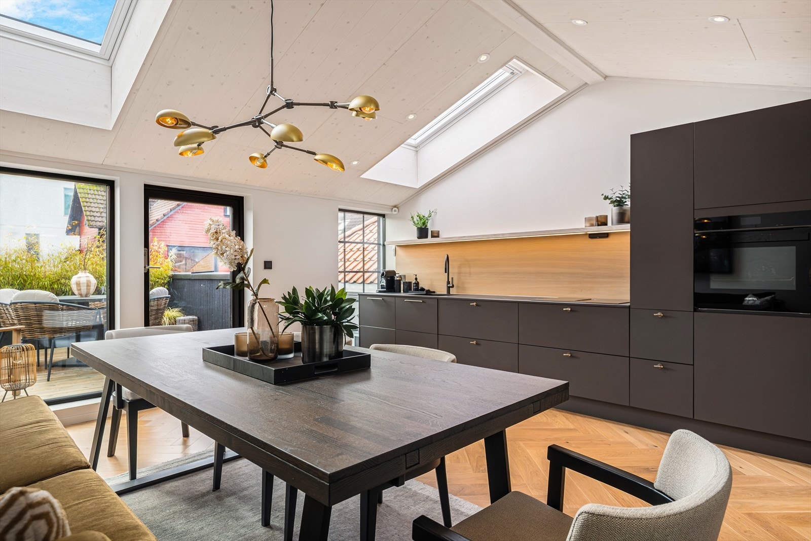 Et funksjonelt allrom - Her oppe åpner rommet seg med stor takhøyde og takvinduer som gir en eksepsjonell romfølelse. Galleribilde