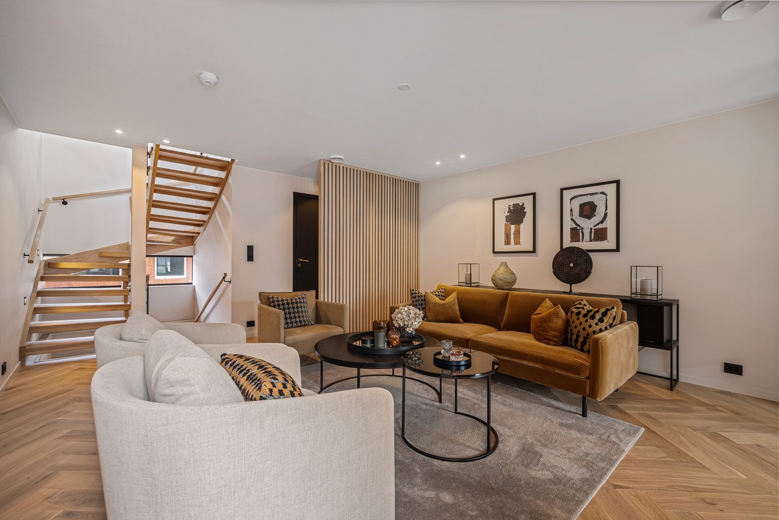 Trappen i heltre eik med glassrekkverk er et skulpturelt element som binder de tre etasjene sammen. Galleribilde