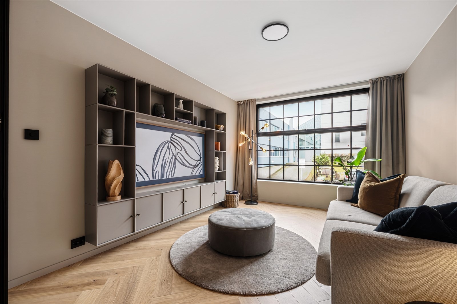 De store, sprosseformede vinduene gir rommet karakter. Galleribilde