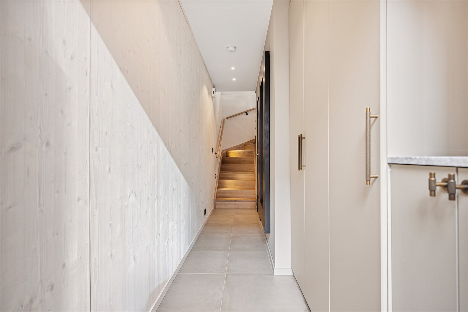 Gang med trapp binder sammen etasjen og leder videre opp til boligens sosiale soner. Bod under trapp med plass til oppbevaring. Galleribilde