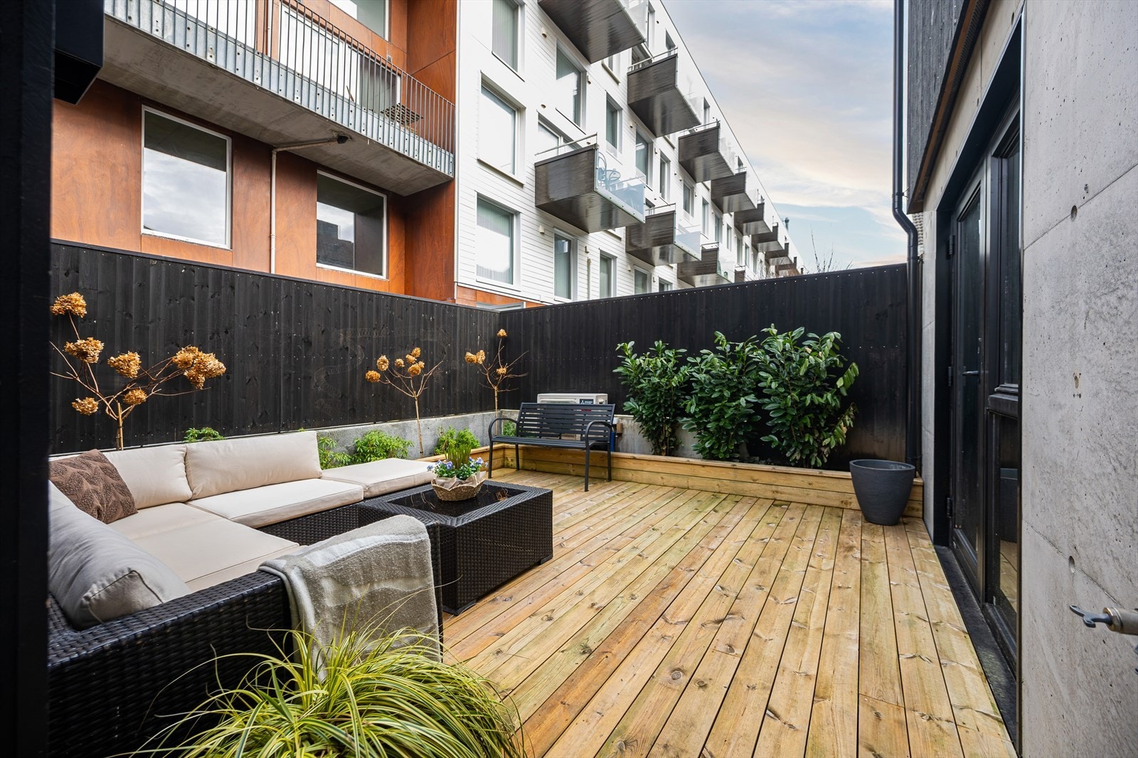 Terrassen fungerer som et flott privat uteområde til morgenkaffen eller et rolig avbrekk i hverdagen. Galleribilde