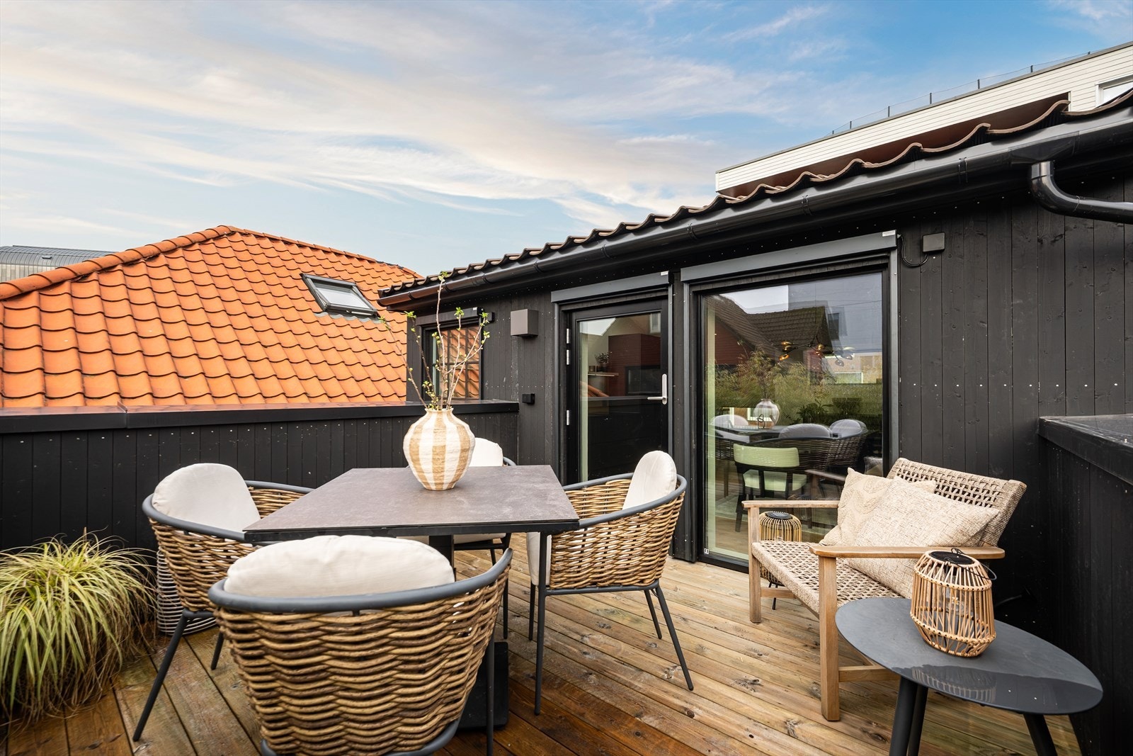 Døråpningen visker ut skillet mellom inne og ute. Galleribilde