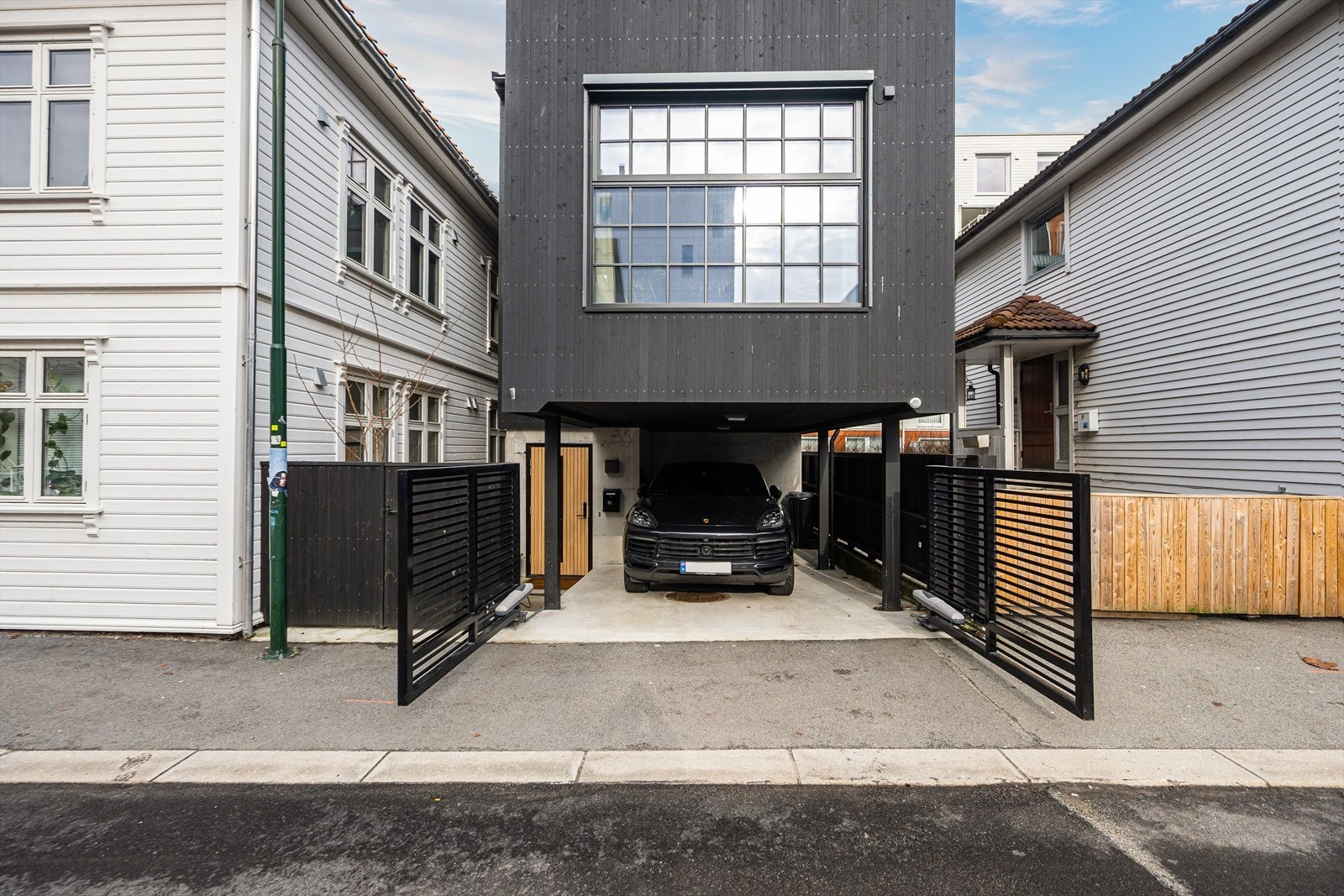 Boligen har en praktisk carport med automatisk port, som gir trygg og enkel adkomst. Galleribilde