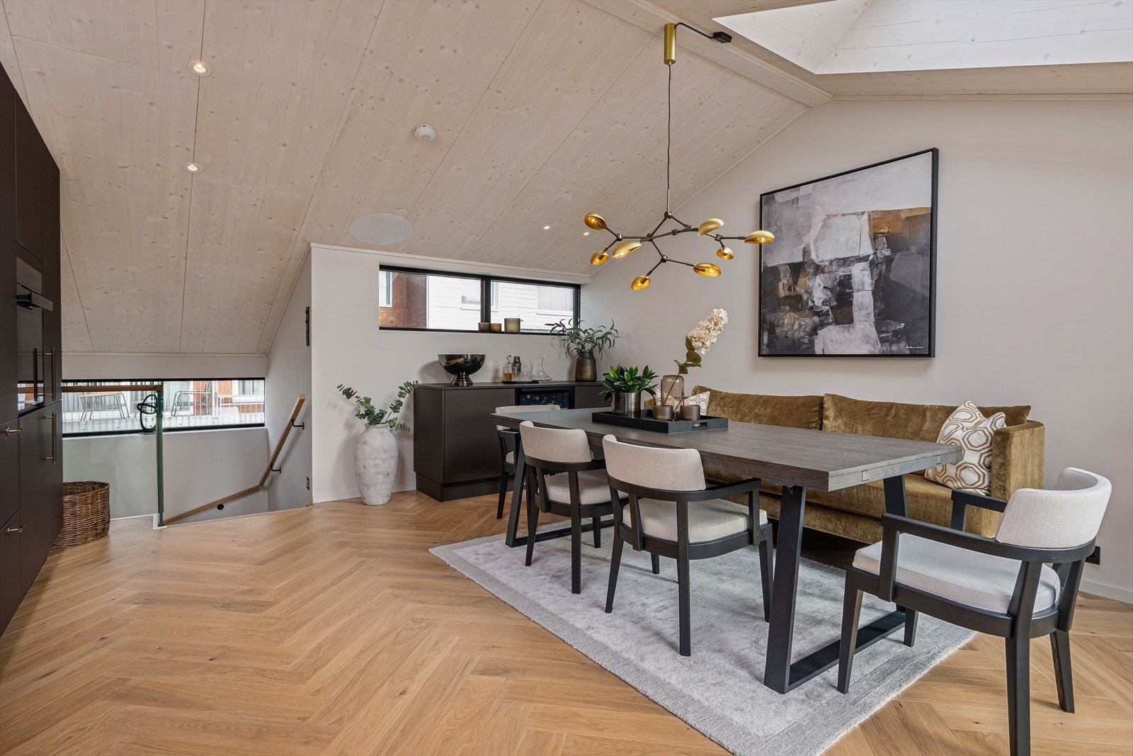 Boligens hjerte - etasjen som løfter hele hjemmet! Der man ser det hvite dekselet er det tilrettelagt pipeløp for peis. Galleribilde