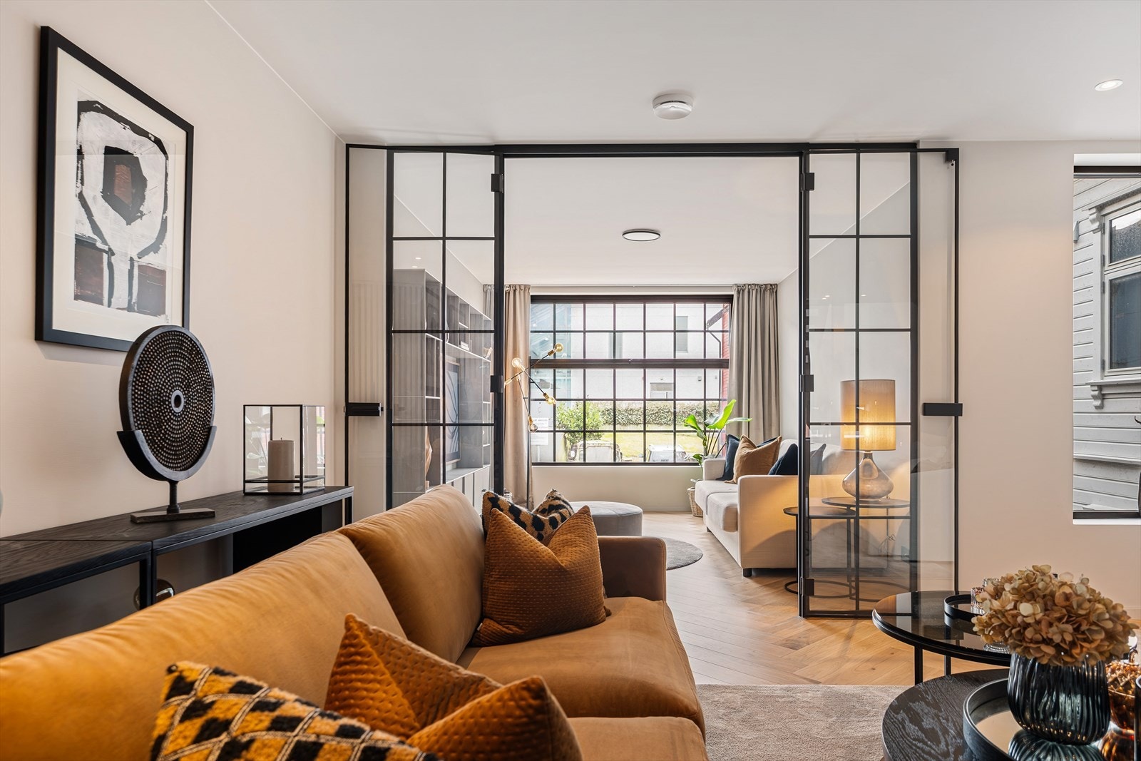 Fleksibiliteten i stuen gir rom for ulike møbleringsløsninger. Galleribilde