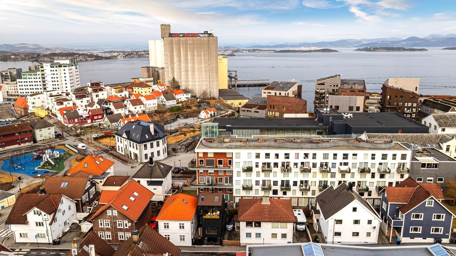 Boligen ligger i et område preget av en spennende blanding av ny og gammel arkitektur. Galleribilde