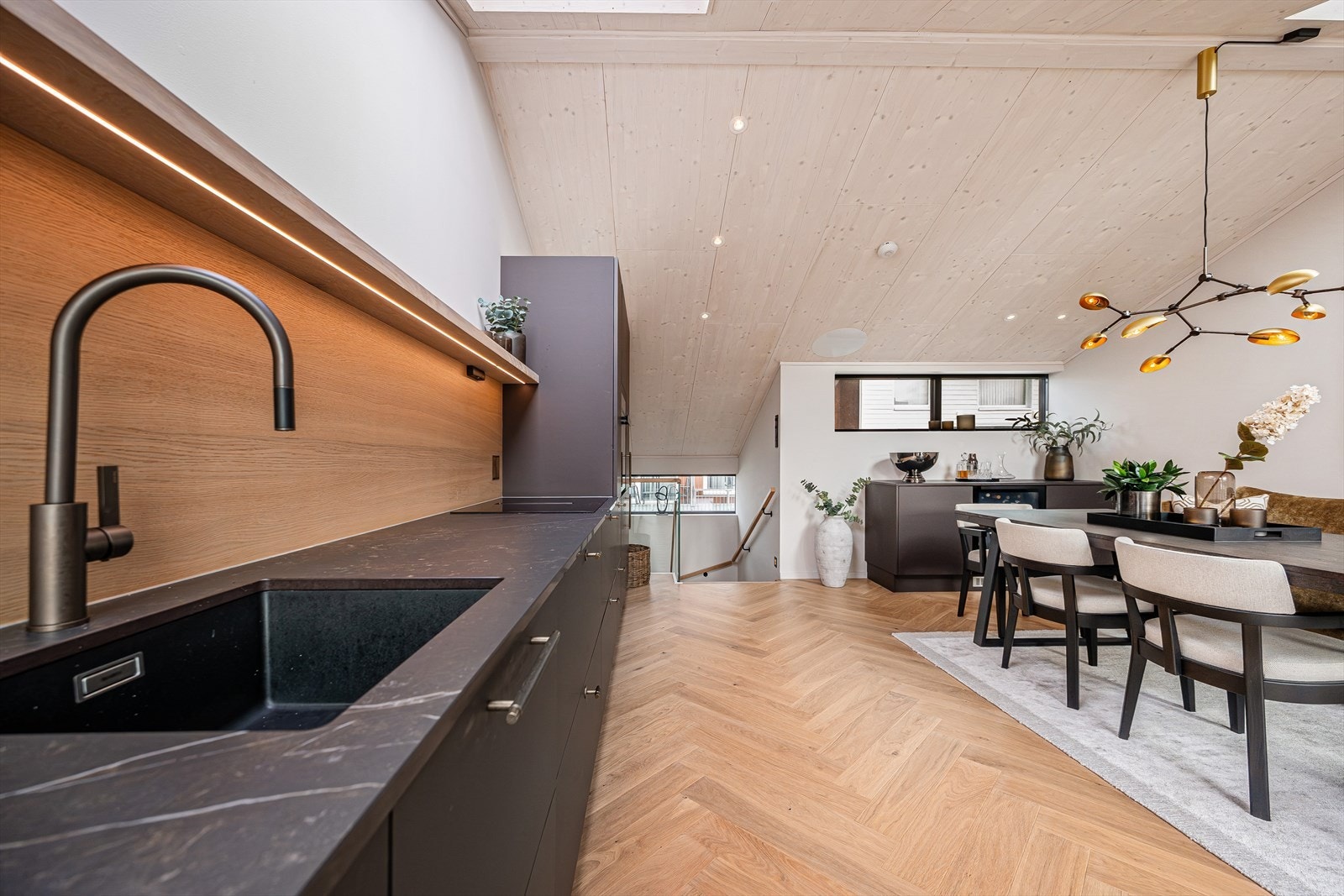 Integrert LED-belysning under overhyllen gir godt arbeidslys på kjøkkenbenken. Det er installert vannstoppsystem og komfyrvakt. Galleribilde