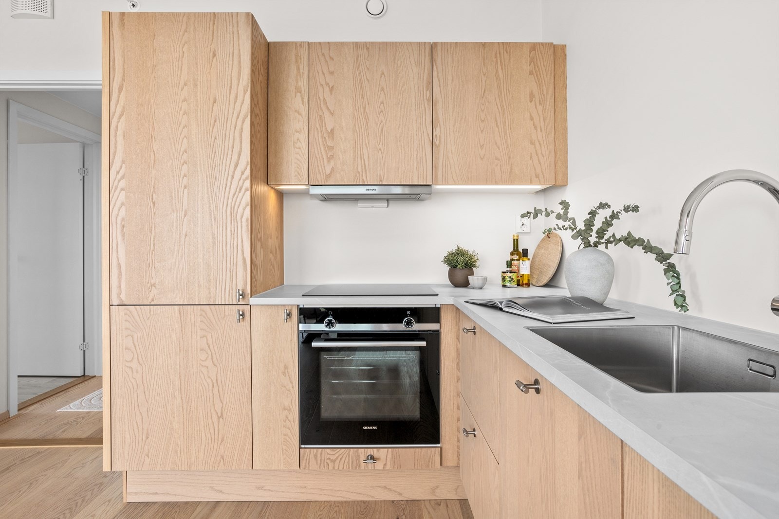 Moderne fronter med "stramme linjer" sørger for en fin tilpasning til interiøret ellers. Galleribilde