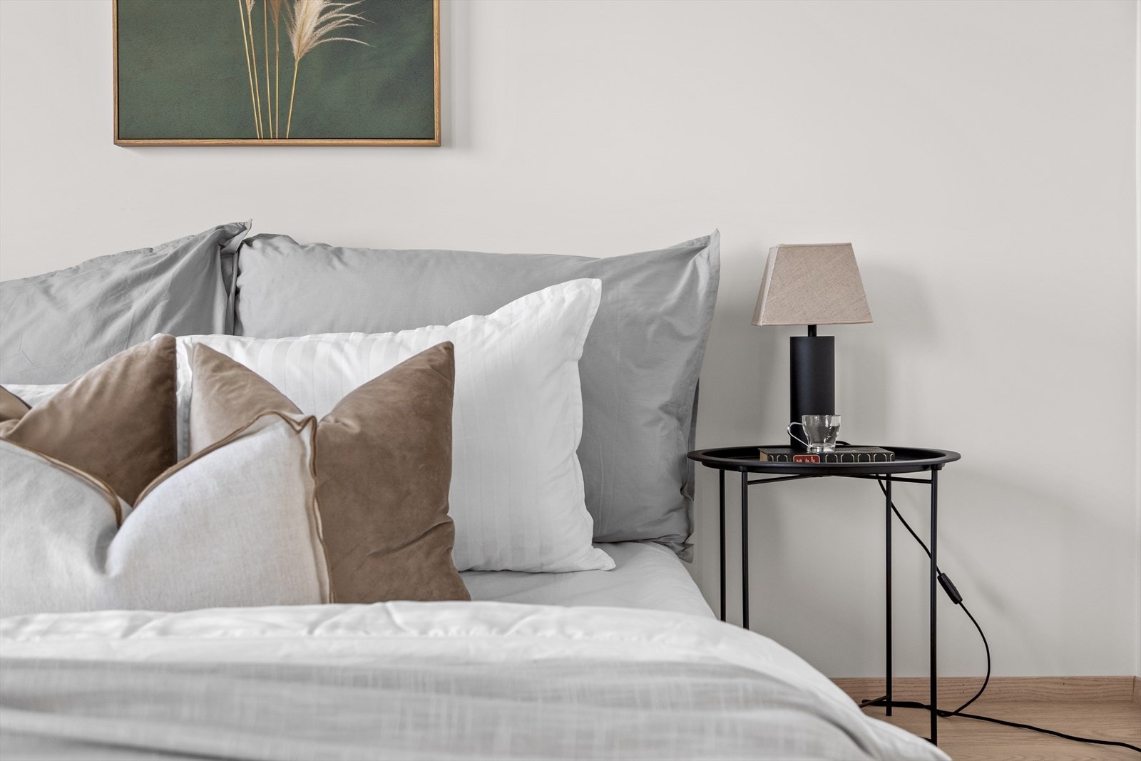 Innervegger har slette/glatte flater, malt i gjennomgående lyse og moderne farger i hele leiligheten - dette gir en flott og gjennomtenkt helhetsopplevelse. Galleribilde
