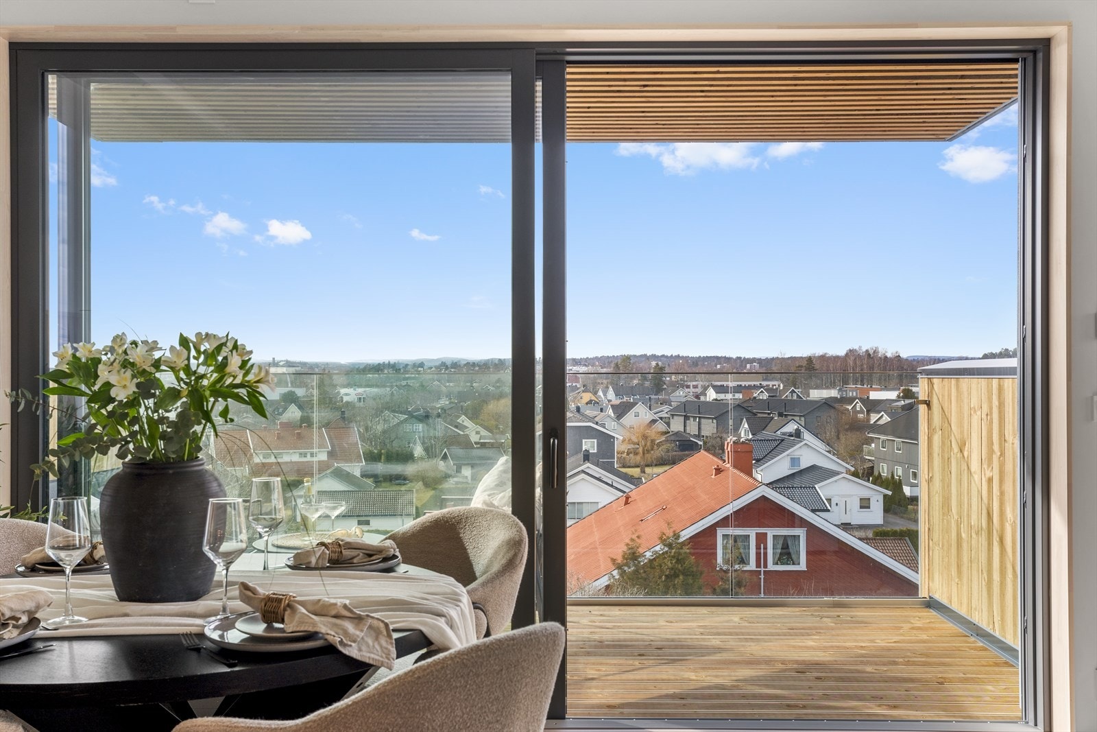 Fra stuen og kjøkkenet er det flott utsikt. Skyvedøren leder ut til hovedbalkongen mot vest. Galleribilde