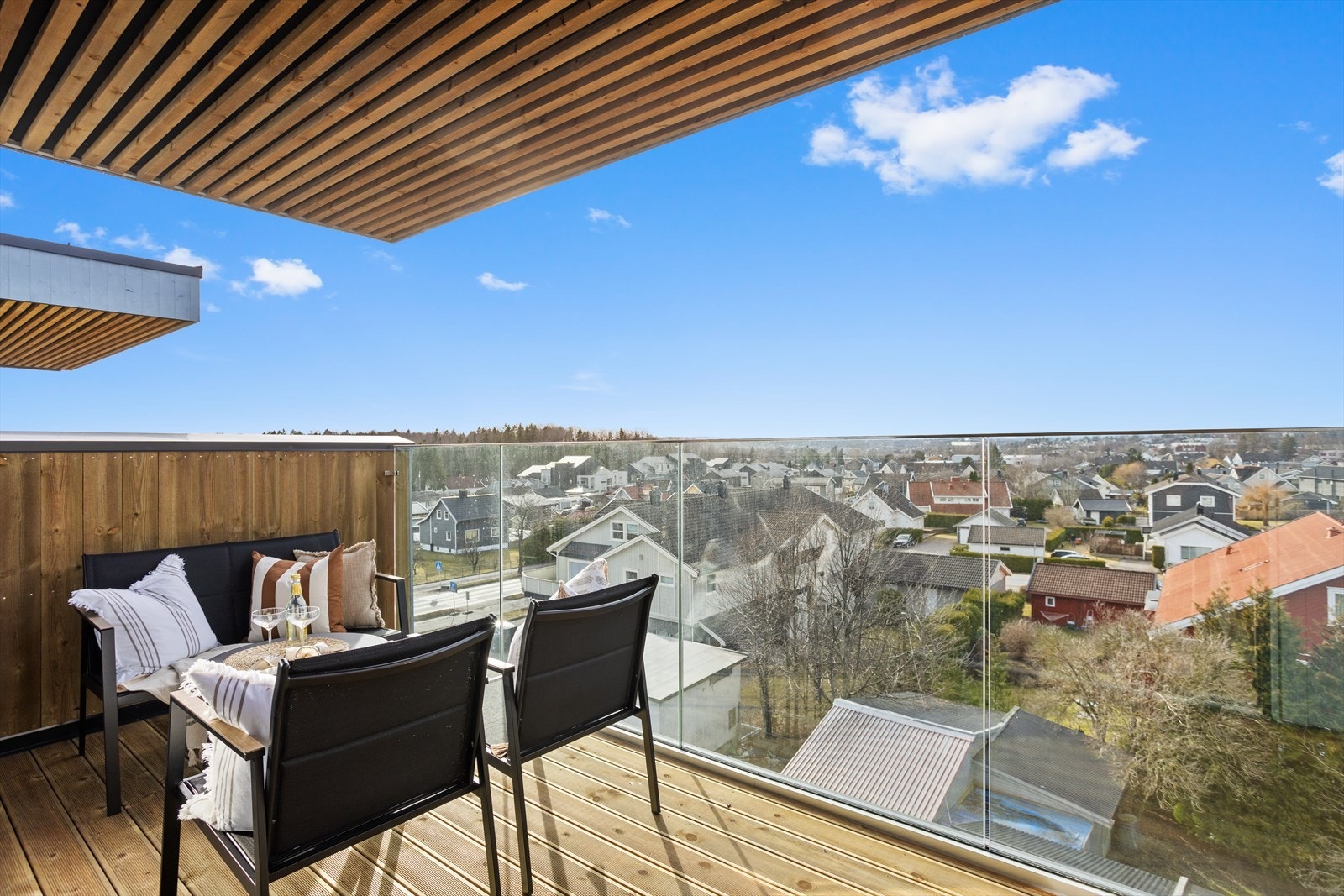 På hovedbalkongen kan du nyte flotte flotte solforhold og utsikt - det bys på svært sen kveldssol da balkongen ut for stuen og kjøkkenet vender ut mot vest! Galleribilde