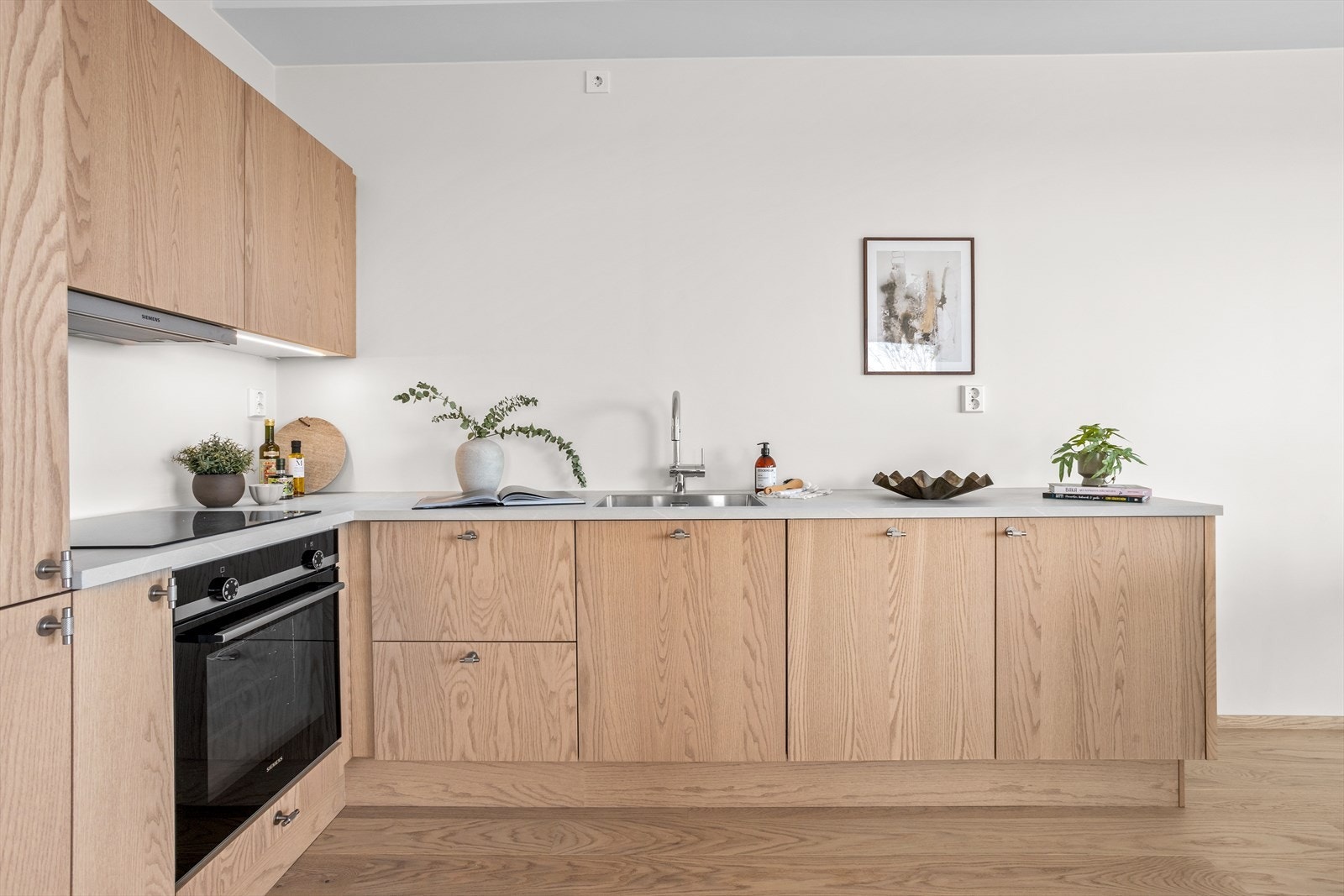Innredning fra danske Svane hvor det er det lagt vekt på detaljer som gir et naturlig, praktisk og flott preg med en nordisk palett der det er lagt fokus på bruk av naturlig tre med fronter i trefinér. Galleribilde