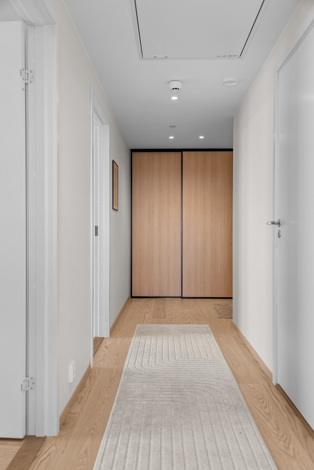 I himlingen er det innfelte downlights som gir godt med lys og som kan justeres etter ønskes stemning. Galleribilde
