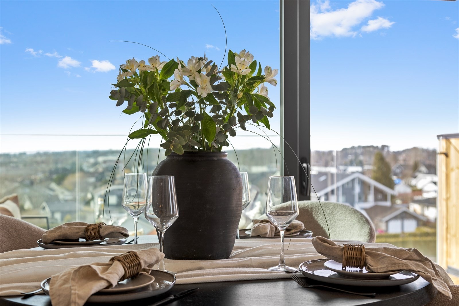 Utsikten over nærområdet og inn mot Tønsberg by er vid og misunnelsesverdig! Galleribilde