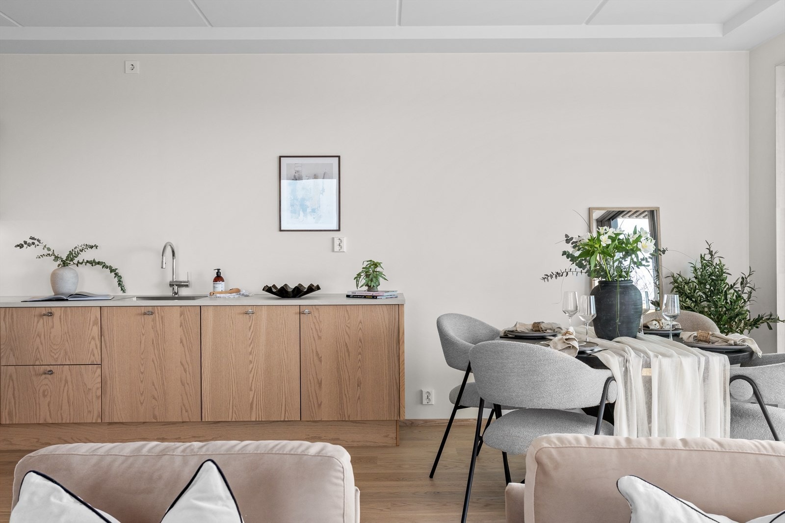 Leiligheten er innredet med et moderne og stilrent kjøkken med mange fine detaljer. Galleribilde