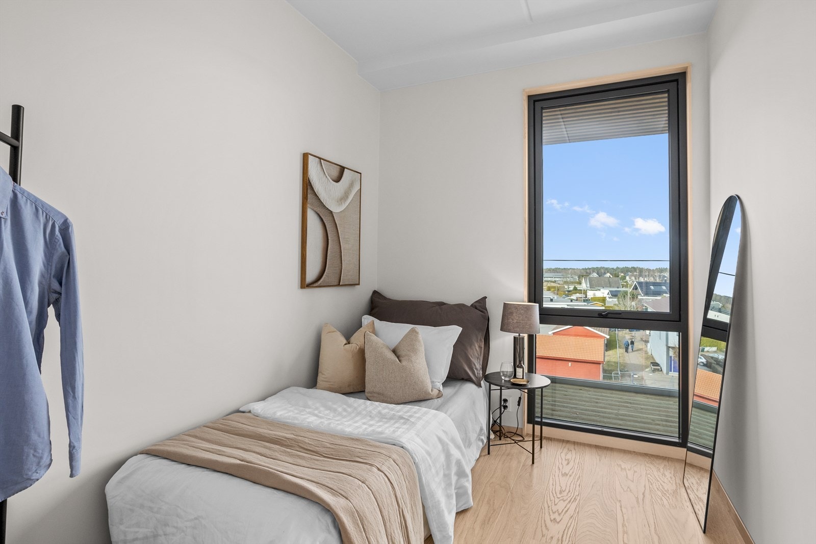 Leilighetens andre soverom har plass til både seng og arbeidsbord/garderobe. Rommet ligger vegg-i-vegg med hovedsoverommet og balkongen strekker seg også ut for vinduet til rommet. Galleribilde