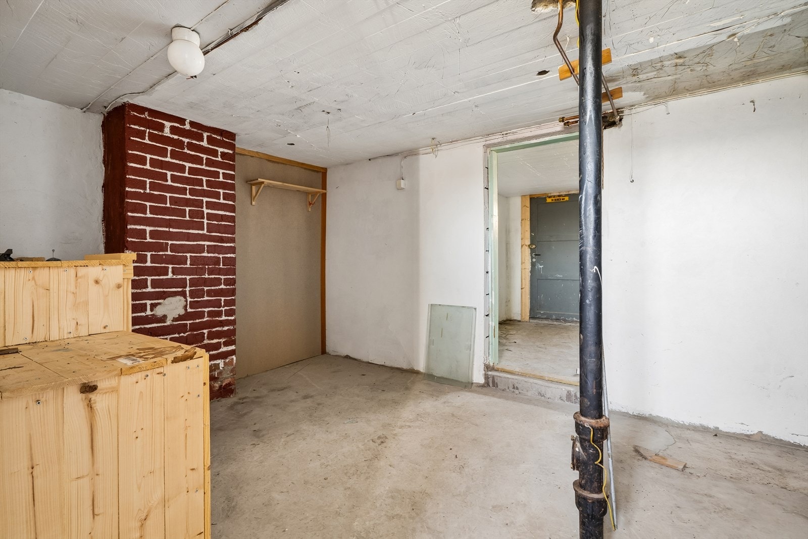 Kjelleren har flere rom som gir fleksible muligheter for oppbevaring. Galleribilde