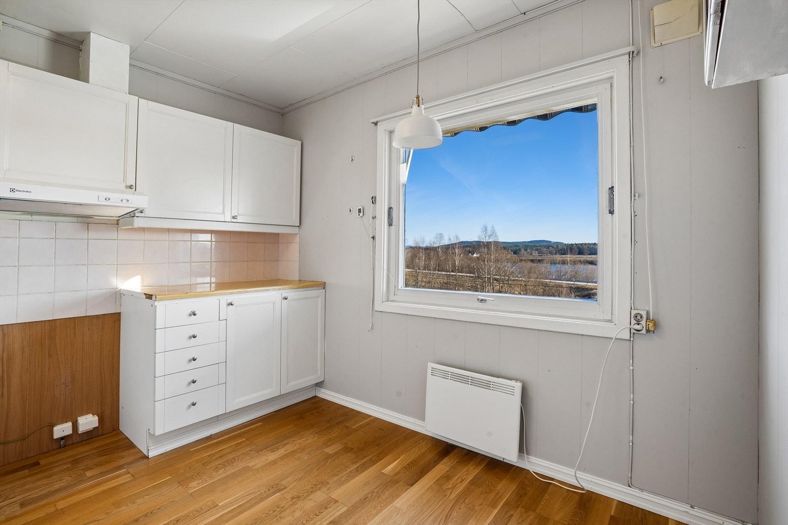 Kjøkkenet har plass til en liten spiseplass ved vinduet, med utsikt over landskapet. Galleribilde