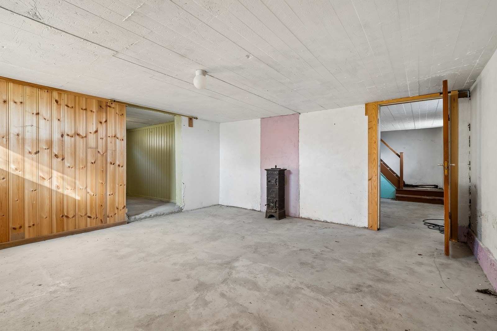 En av bodene i kjelleren er utstyrt med en vedovn som en ekstra varmekilde. Galleribilde