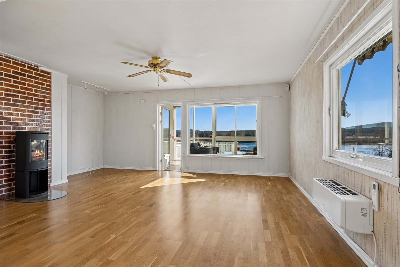 Stuen har eikeparkett på gulvet og en peisovn med glassdør fra 2016 som gir god varme. Galleribilde